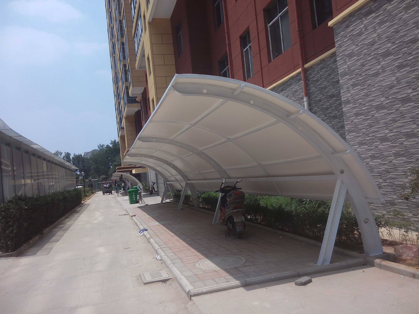 膜結(jié)構(gòu)自行車停車棚.jpg 膜結(jié)構(gòu)自行車停車棚.jpg