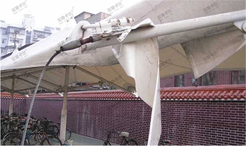 膜結構車棚破裂.png 膜結構車棚破裂.png