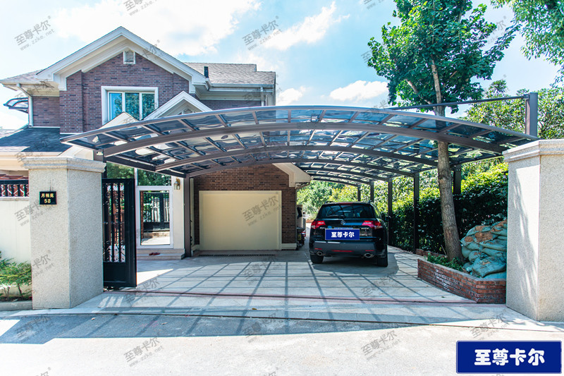 看他們?cè)谧约以鹤哟罱ㄜ?chē)棚多實(shí)用