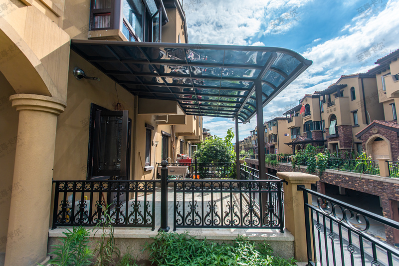 露天陽臺遮陽棚還是選固定的好，不信你看這種遮陽棚