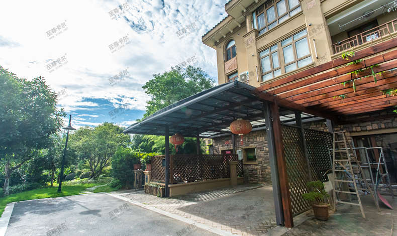 停車(chē)棚生產(chǎn)廠家深度透露：為什么說(shuō)鋁合金車(chē)棚性?xún)r(jià)比高？