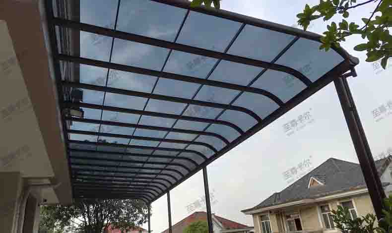 陽(yáng)臺(tái)雨棚上門安裝？家用防雨棚圖片？